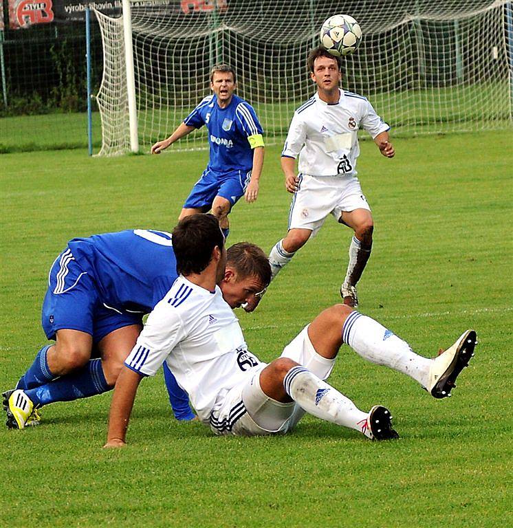 Petrovičtí fotbalisté (v modrém) prohráli v Lískovci.