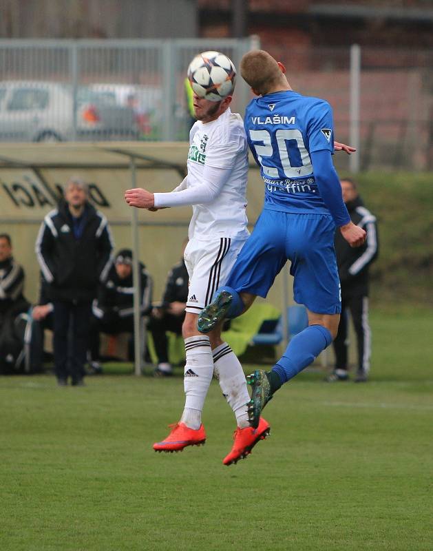 Karvinští fotbalisté (v bílém) vydřeli výhru nad Vlašimí.