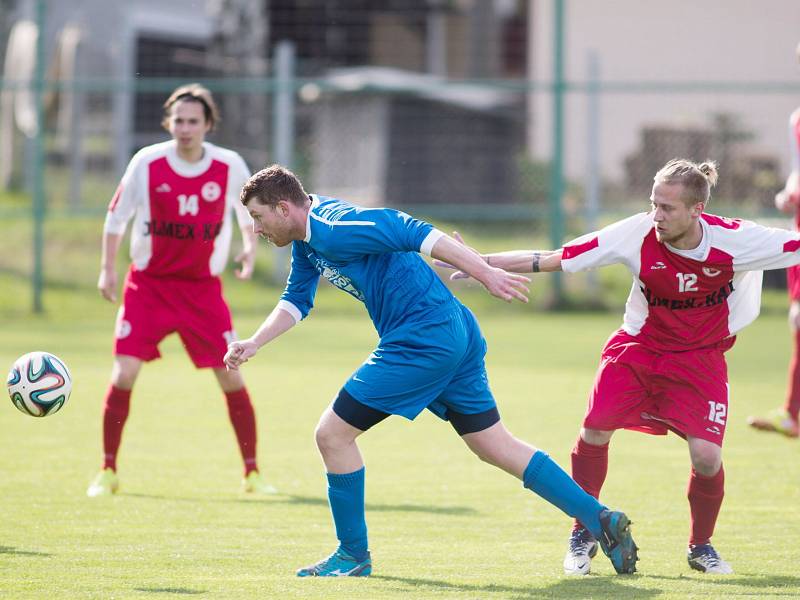 Tomáš Věčorek (v modrém) uhrančivě sleduje míč, ale bohumínským fotbalistům nepomohlo ani to. Zase prohráli a budou mít nejspíš problémy.