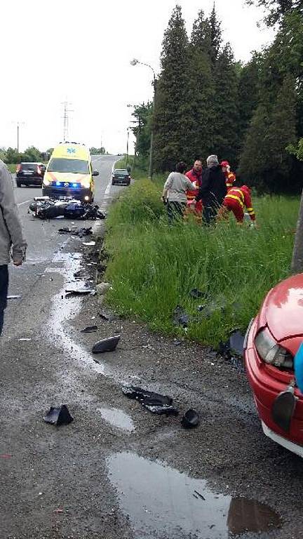 Místo dopravní nehody motocyklisty a osobního automobilu mezi Havířovem a Orlovou. 