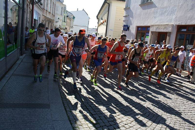 Původem ukrajinská běžkyně Natalila Malaia s číslem 29 a polský závodník Tomász Wrobel s číslem 62 se stali vítězi hlavního desetikilometrového závodu Městského běhu Karvinou, který se v sobotu odpoledne konal v centru města.