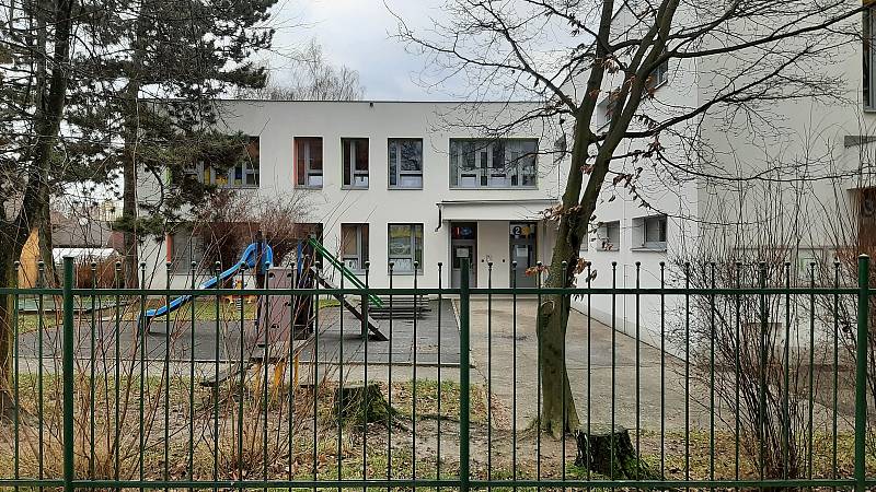 Z areálu MŠ Petřvaldská v Havířově-Šumbarku se v úterý podařilo dvěma malým dětem odejít, aniž si toho někdo z personálu všiml.