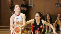 Havířovské basketbalistky (v bílém) porazily Hradec a zajistily si postup.