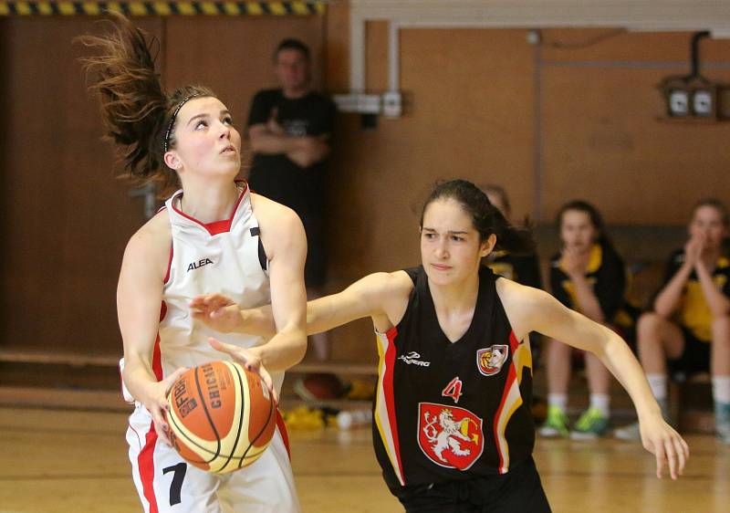 Havířovské basketbalistky (v bílém) porazily Hradec a zajistily si postup.