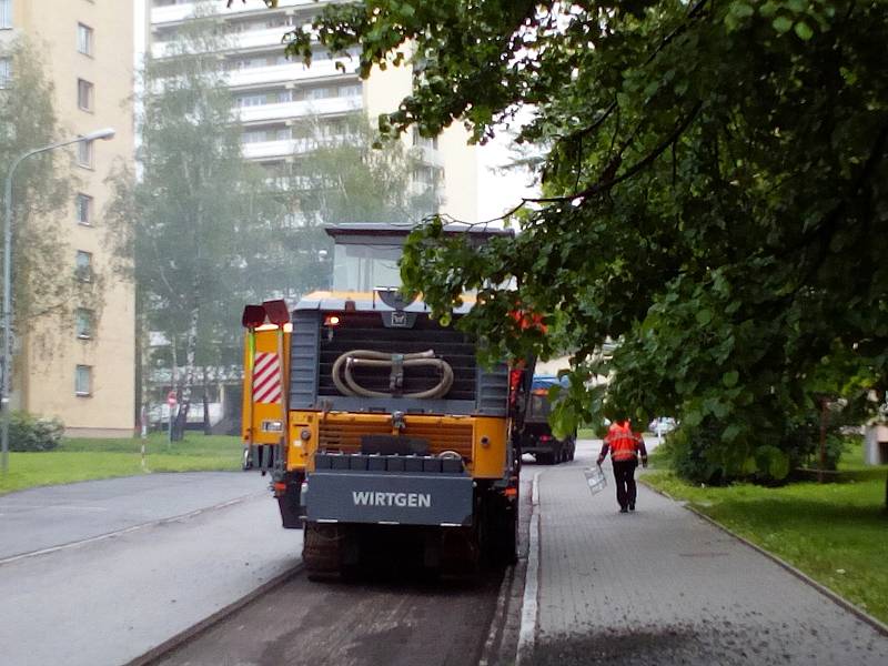 Frézování karvinských ulic začalo podle plánu ve čtvrtek.