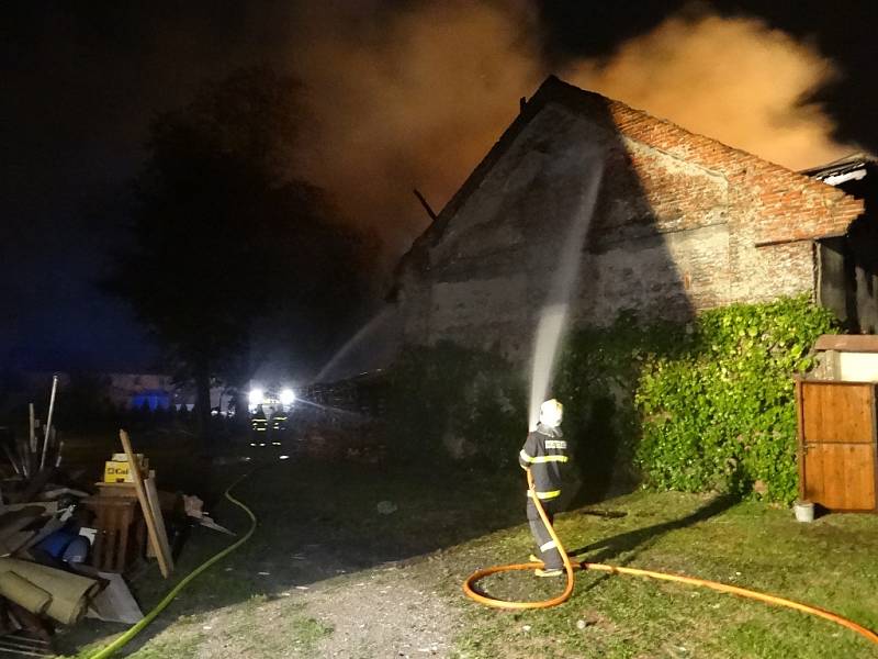 Sedm jednotek hasičů zasahovalo od sobotního večera do nedělního rána u požáru zemědělského skladu v Dolní Lutyni.