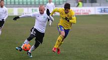 Karviná (v bílém) zdolal Zlín vysoko 4:0.