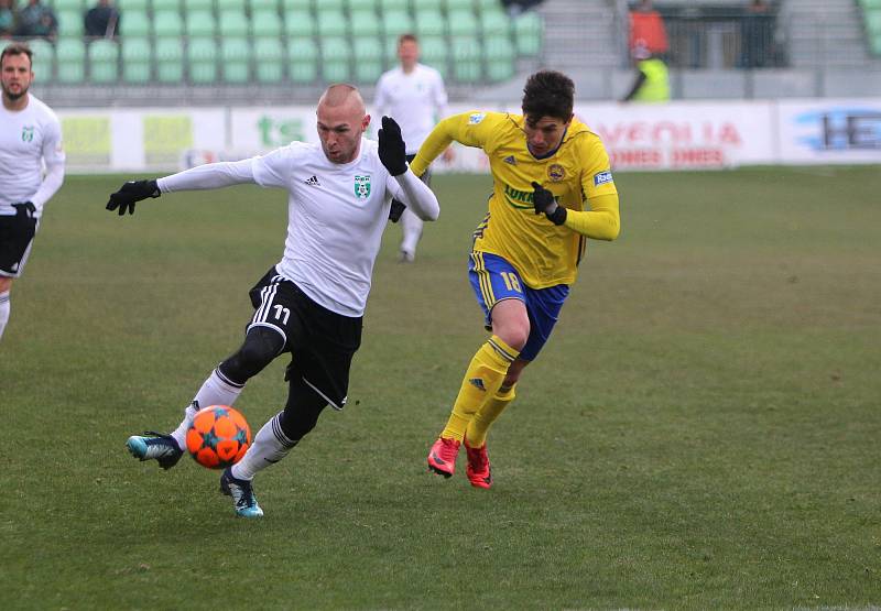 Karviná (v bílém) zdolal Zlín vysoko 4:0.