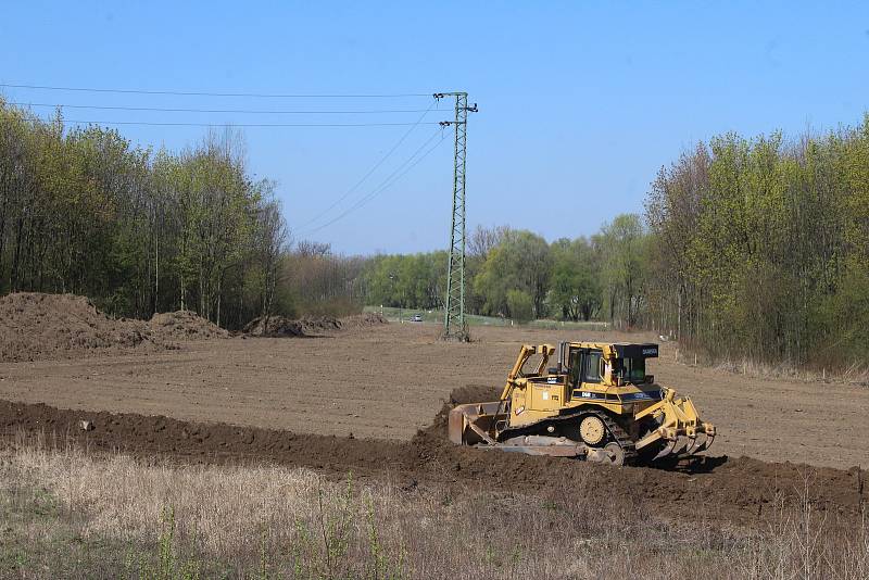 Na začátku května by měla konečně začít stavba silničního obchvatu Karviné. Na místě, kudy cesta povede, se rozjely přípravy.