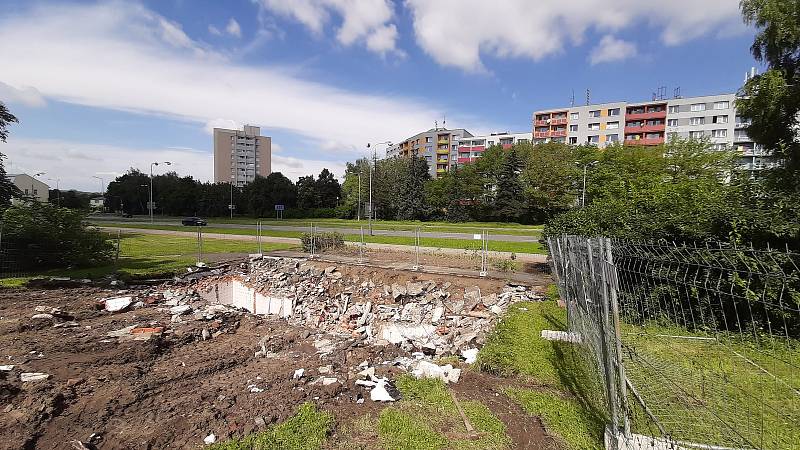 V Karviné pokračuje stavba restaurace KFC. Současně zmizely dlouho nevyužívané podzemní veřejné záchodky, které stály opodál.