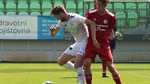 Fotbalisté Karviné (v bílém) remizovali s Třincem 1:1.