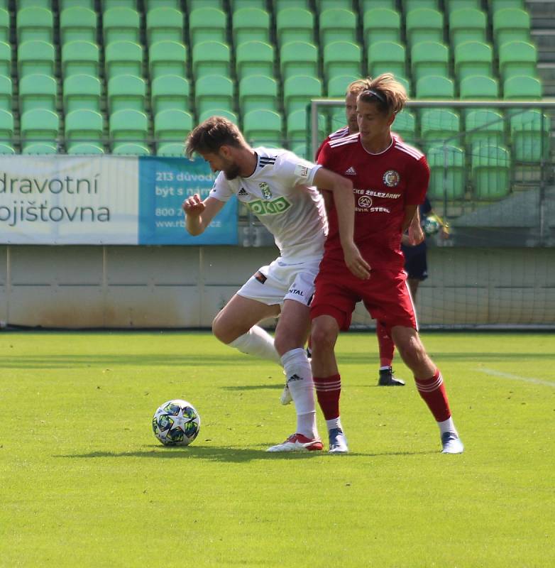 Fotbalisté Karviné (v bílém) remizovali s Třincem 1:1.