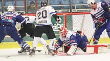 Havířovští hokejisté (bílé dresy) proti Berounu nepřekvapili, prohráli 2:4.