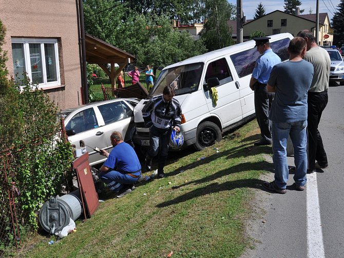 V Dolní Lutyni došlo ke kuriozní nehodě. Polská dodávka sjela ze silnice a sešrotovala přitom fabii zaparkovanou u vjezdu do zahrady. 