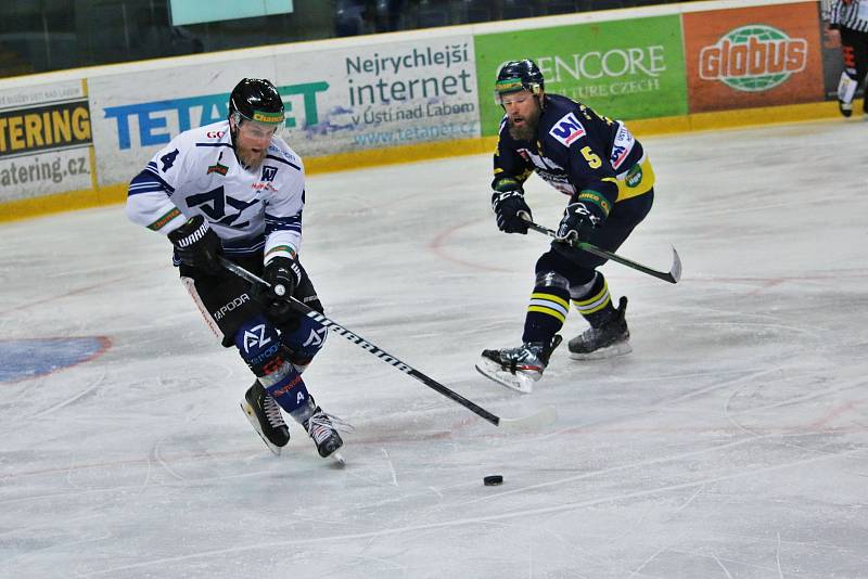 Hokejisté Havířova (v bílém) nezvládli utkání v Ústí a play off si definitivně nezahrají.