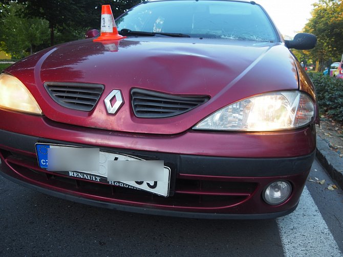 Devatenáctiletou dívku srazila v úterý 5. říjjna v podvečer na vyznačeném přechodu pro chodce v Orlové řidička vozu Renault Megane. 