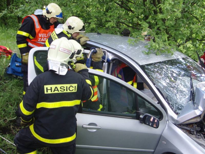 Záchranné práce na místě dopravní nehody. 