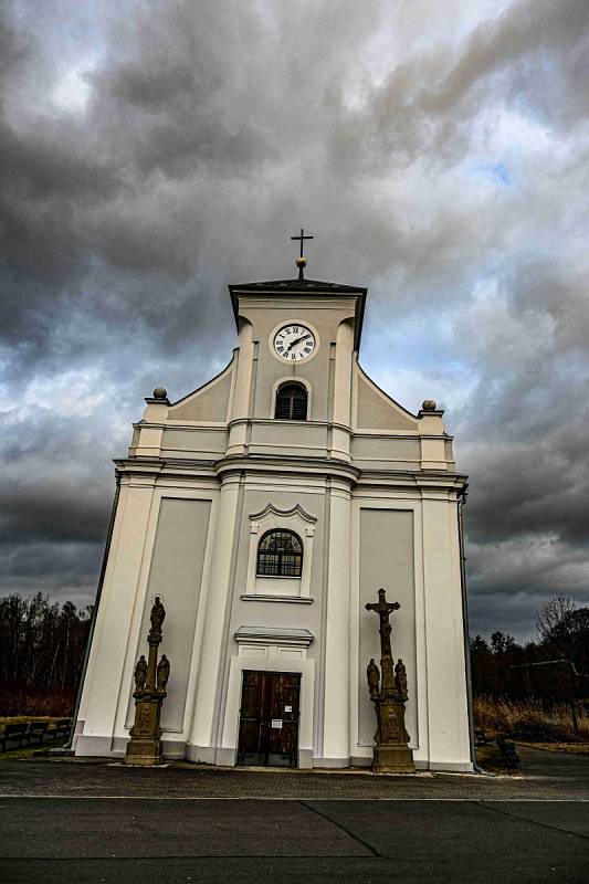 Šikmý kostel sv. Petra z Alkantary v Karviné-Dolech a jeho okolí