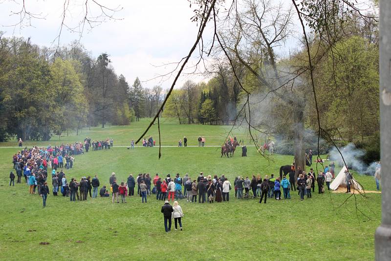 Ukázky výcviku Napoleonových vojáků a další parádičky provázely v sobotu slavnostní zahájení letošní sezony na Zámku Fryštát v centru Karviné.