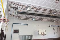 Dvojtělocvična ZŠ M. Kudeříkové v Havířově musela být kvůli havarijnímu stavu střechy uzavřena.