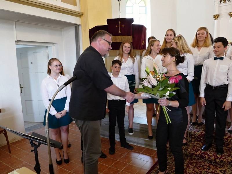 Jubilejní koncert smíšeného pěveckého sboru Gymnázia Komenského v Havířově v evangelickém kostele v Prostřední Suché.