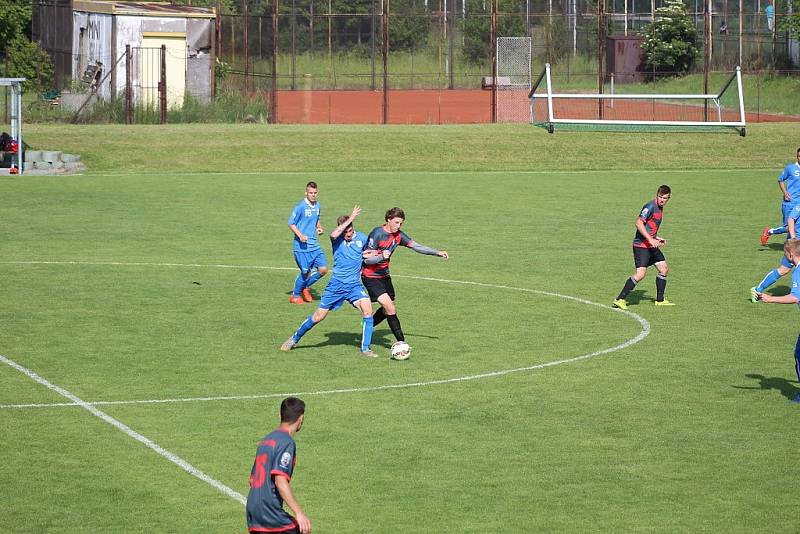 Havířovský dorost (v modrém) porazil Vsetín 6:0.