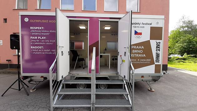 Český olympijský výbor zapůjčil do nemocnice v Karviné-Ráji pro setkávání pacientů LDN s příbuznými mobilní modul, kde si příbuzní mohou s pacientem bezpečně popovídat.