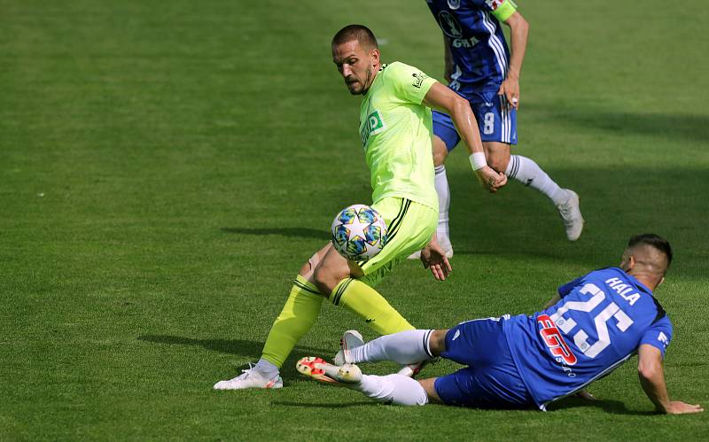 Karvinští fotbalisté (v zelenkavém) prohráli v Olomouci 1:3.