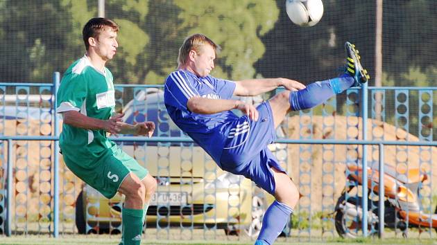 Petrovičtí fotbalisté (vpravo Pavel Šuster) se doma zase nedočkali výhry.