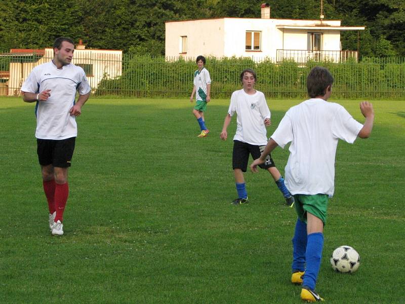 Přípravné přátelské utkání mezi mladším dorostem MFK Havířov a A týmem hokejového AZ Havířov. 