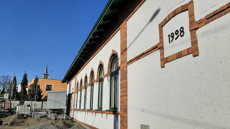 Více než dva roky trvající rekonstrukce Dělnického domu v Albrechticích skončila. Listopad 2021.