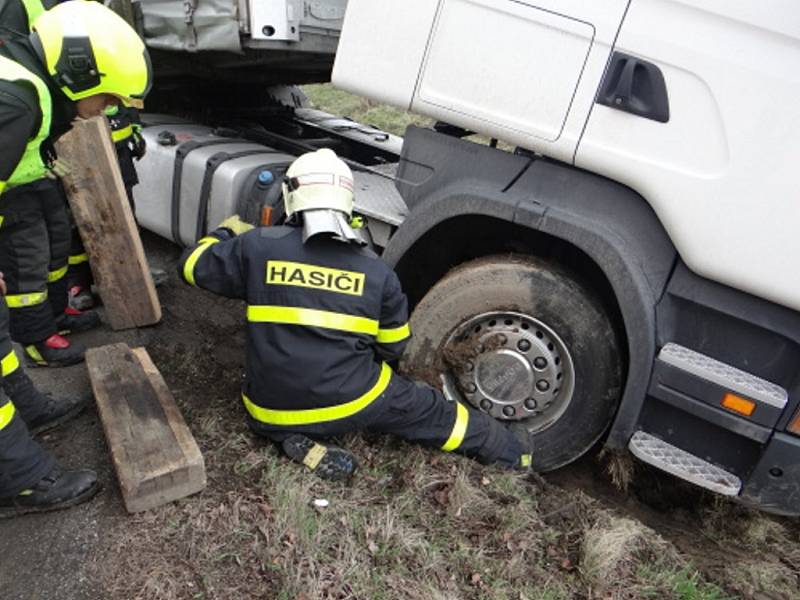 Vyprošťování maďarského kamionu po nehodě v Bohumíně. 