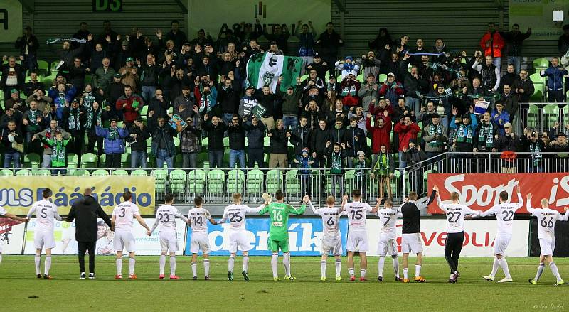 V posledním utkání 19. kola nejvyšší fotbalové soutěže porazili Karvinští (v bílém) Zlín 1:0.