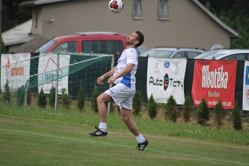 V Těrlicku se lidé bavili fotbalem. Utkaly se třeba staré gardy Těrlicka a Baníku (v bílém).