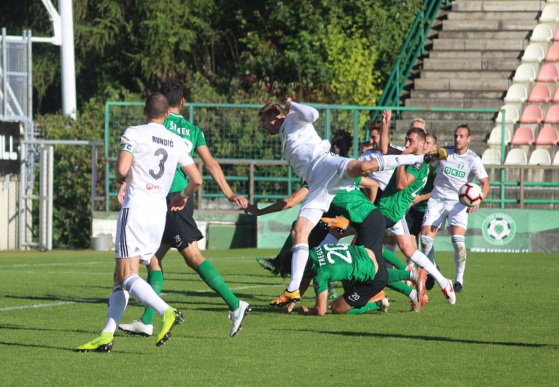 Karvinští fotbalisté (v bílém) vyhráli v Příbrami 2:0.