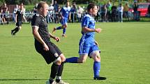 Derby o vedení v I.B třídě zvládly Věřňovice (v modrém), které porazily Záblatí 3:2.