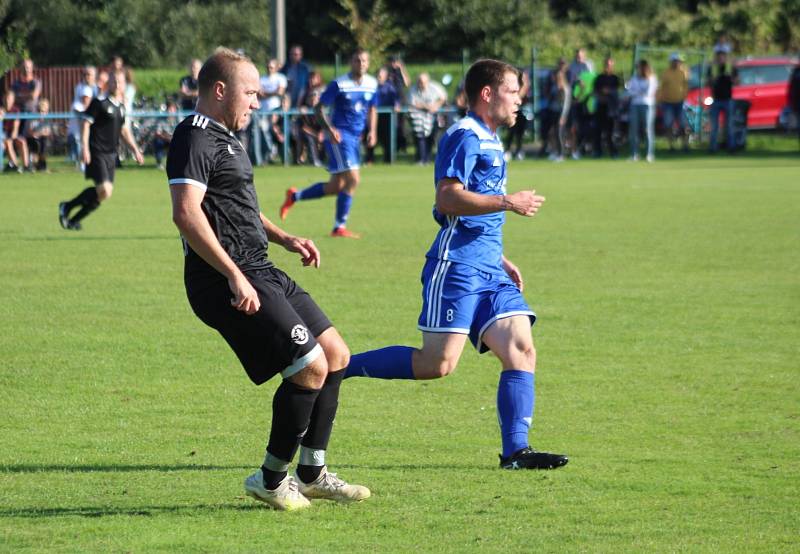 Derby o vedení v I.B třídě zvládly Věřňovice (v modrém), které porazily Záblatí 3:2.