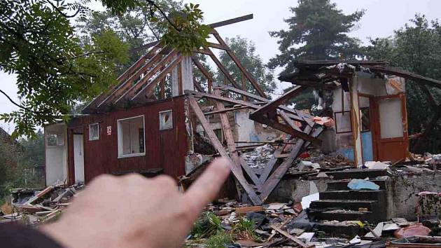 Ruiny Lákají zloděje. Ovšem lidé, kteří bydlí v jejich blízkosti, mají ze zlodějů a sběračů železa strach. 