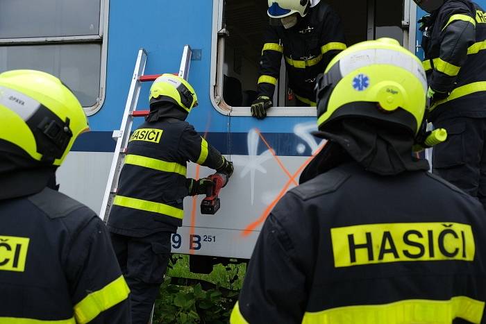 Vždy tři desítky profesionálních hasičů z Hasičského záchranného sboru Moravskoslezského kraje a Správy železnic i s kvalitní technickou podporou se vystřídaly během třídenního výcviku na několika vyřazených vagonech, který se konal v Bohumíně.