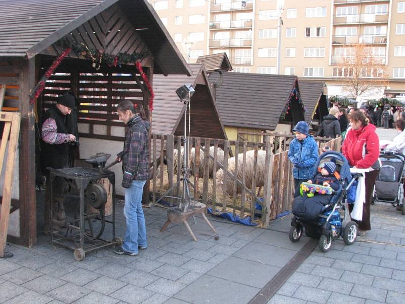 Vánoční městečko s betlémem v Havířově. 