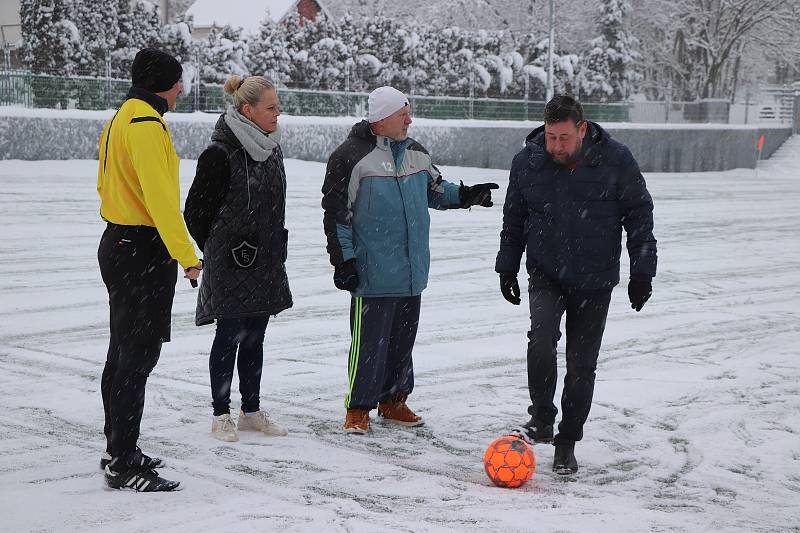 Fotbalisté šesti ze sedmi zúčastněných týmů i přes nepřízeň počasí rozehráli v sobotu 21. ledna 2023 turnaj O pohár starostky města Orlová.