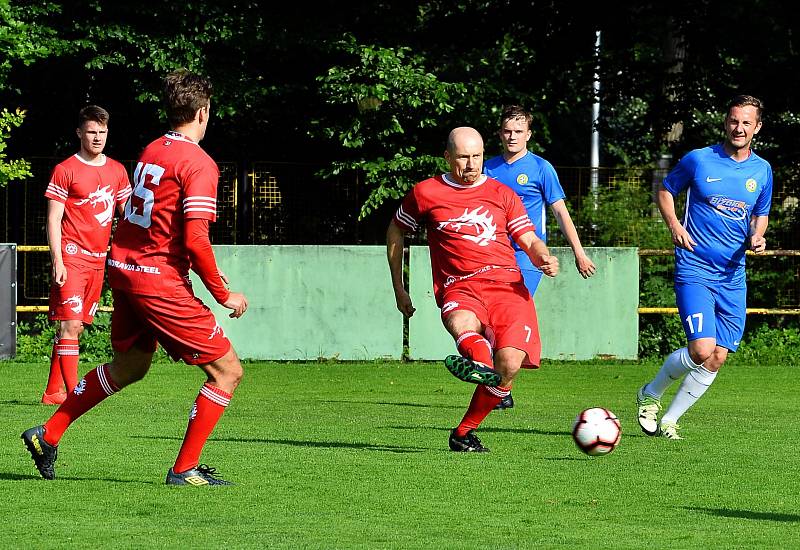 Českotěšínští fotbalisté si zahráli fotbálek s třineckými hokejisty.