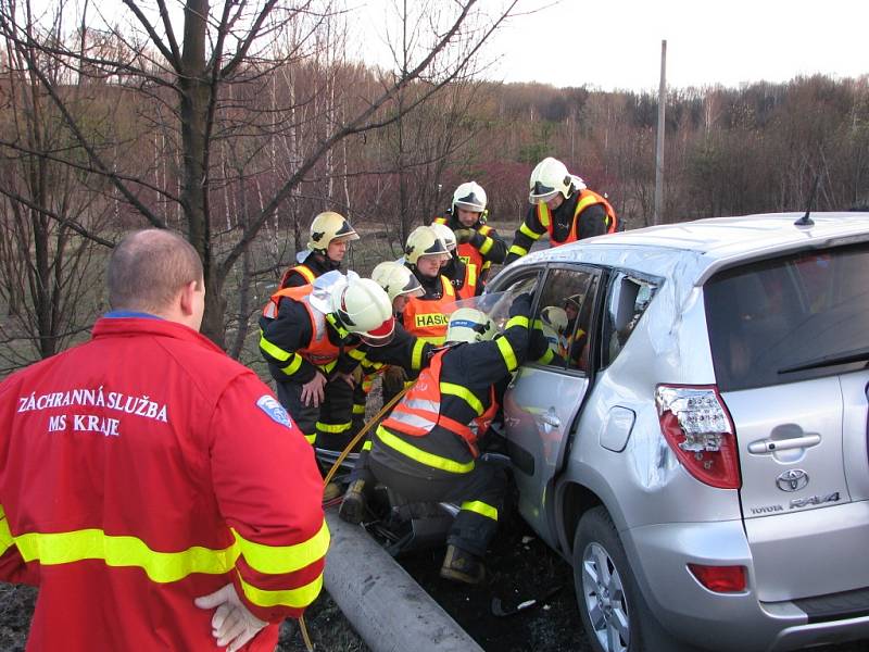 Vážná nehoda na silnici mezi Orlovou a Havířovem. Hasiči museli zraněného řidiče z auta vystříhat. 