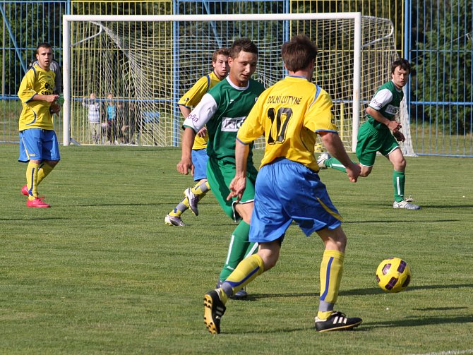 Fotbalové derby v I.B třídě mezi celky Dolní Lutyně a Doubravy (v zeleném) dopadlo nerozhodně.