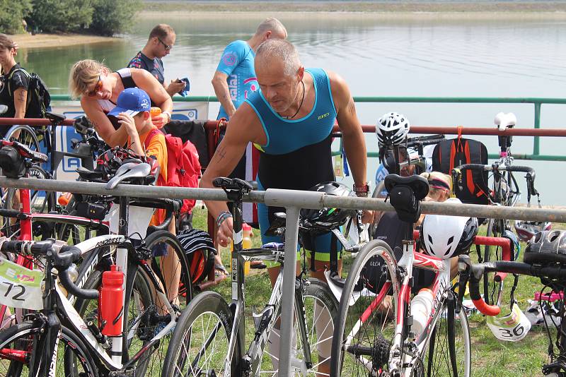 Přátelská a příjemná atmosféra a vynikající sportovní výkony na trati. Takový byl letošní Albrechtický triatlon, kde krom dospělých startovaly i dětské kategorie.