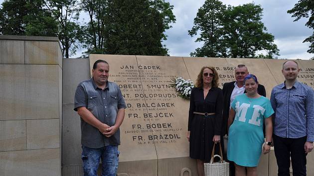 Pietní akt na orlovském hřbitově za účasti části zastupitelů obce Doubrava.