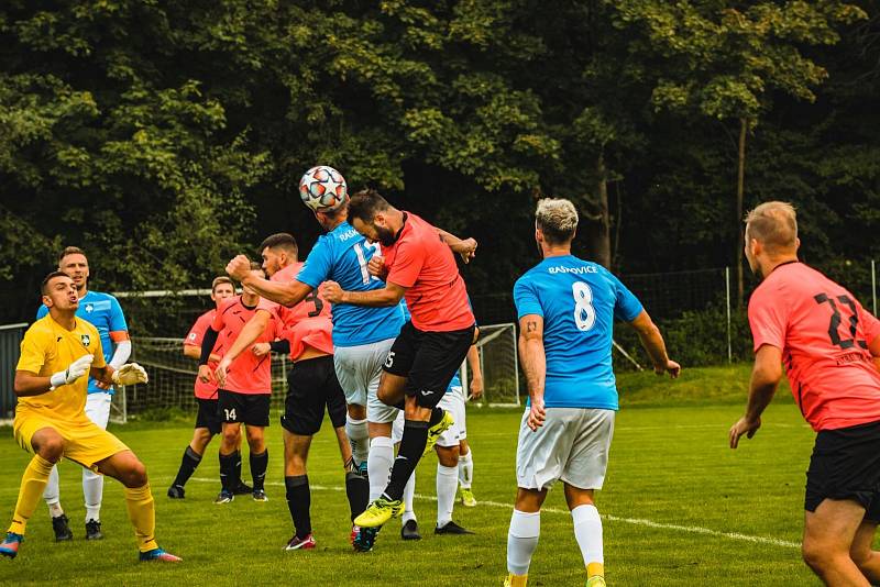 Střelec obou gólů Horní Suché Jan Kovács (v dresu s číslem 15 s balonem) v prohraném zápase 5. kola I.A třídy, skupiny B, v Raškovicích (2:4).  