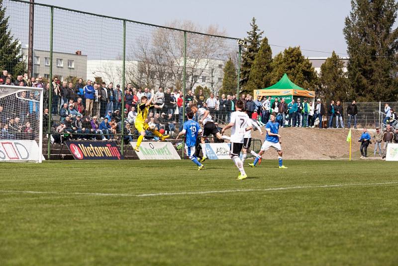 Z utkání Karviná (v bílém) - Vlašim 2:0.