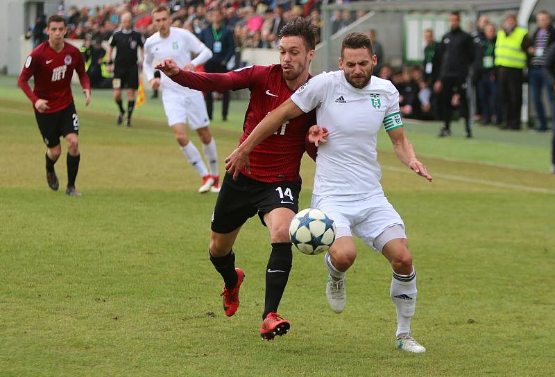 Karvinští fotbalisté (v bílém) uhráli se Spartou remízu 1:1.