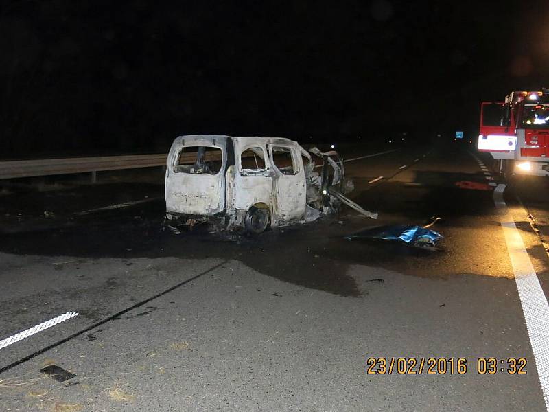 Následky tragické nehody s požárem automobilu v Šenově.  